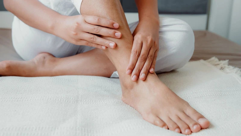 Xẹp đốt sống có thể gây tê yếu chân nếu không được can thiệp kịp thời