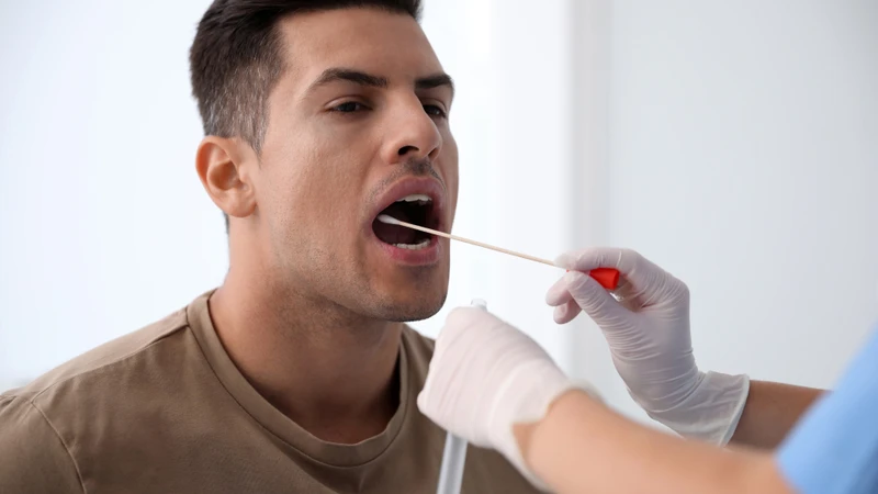 Xét nghiệm ADN lấy mẫu niêm mạc miệng được thu bằng cách dùng que chuyên dụng chà nhẹ lên mặt trong má để lấy tế bào niêm mạc