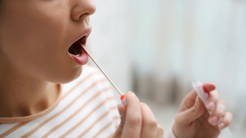 Thực hiện thao tác quệt niêm mạc miệng theo hướng dẫn của nhân viên hoặc hướng dẫn đi kèm bộ kit