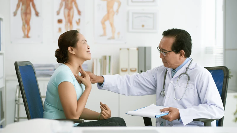 Theo dõi triệu chứng đi kèm và tái khám sớm nếu có dấu hiệu bất thường