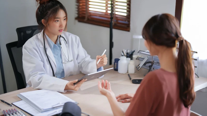 Bác sĩ sẽ giải thích kết quả kết hợp với triệu chứng, tiền sử và các yếu tố liên quan