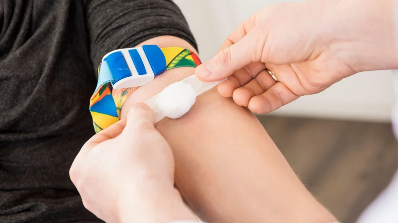Người bệnh nên giữ vị trí lấy máu theo hướng dẫn sau khi hoàn tất xét nghiệm