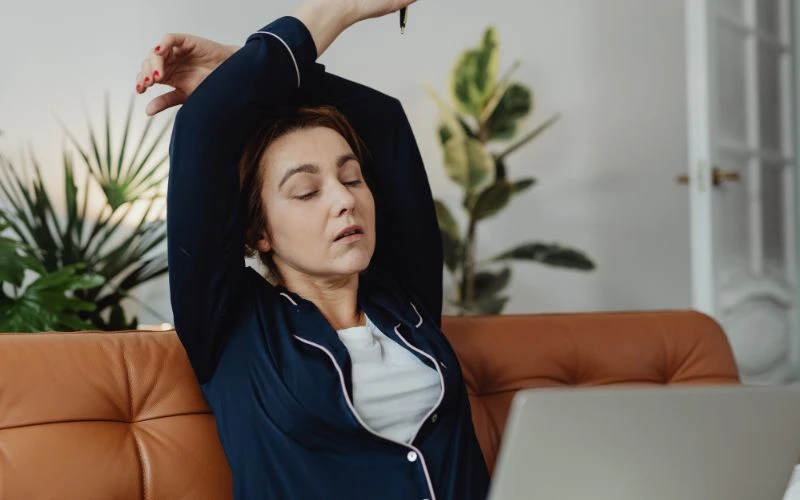 Nếu bạn có các biểu hiện như mệt mỏi, đau đầu... nên đi xét nghiệm kiểm tra
