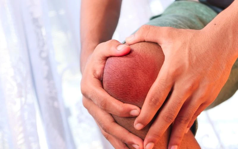Nếu bạn xuất hiện các dấu hiệu nghi ngờ gout như đau khớp, nên đi xét nghiệm kiểm tra