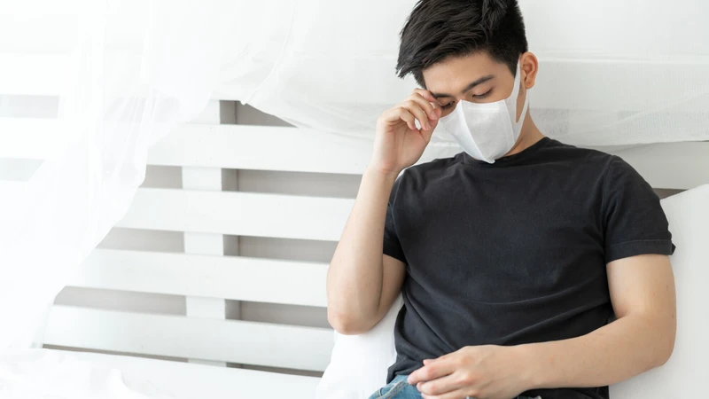 Bất kỳ dấu hiệu nghi ngờ sau phơi nhiễm nên được báo cho bác sĩ dù xét nghiệm âm tính