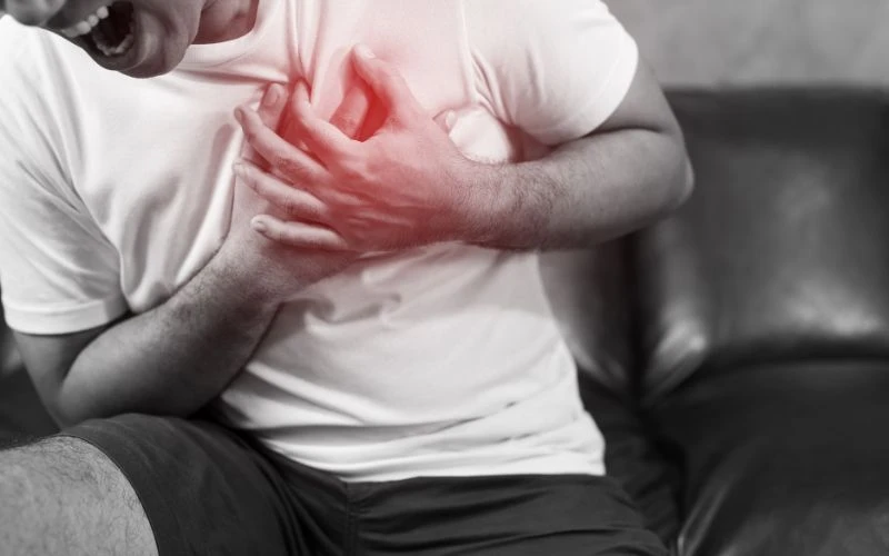 Nếu bạn xuất hiện các dấu hiệu nghi ngờ tim mạch như đau ngực thì cần đi khám ngay để được xét nghiệm, chẩn đoán và điều trị kịp thời