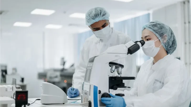 Soi phân là xét nghiệm đơn giản, hỗ trợ chẩn đoán các bệnh lý tiêu hóa thông qua kính hiển vi