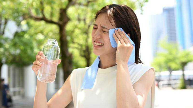 Cơ thể chịu nhiệt kém, lúc nào cũng cảm thấy nóng bức, kèm theo đó là tình trạng đổ mồ hôi nhiều