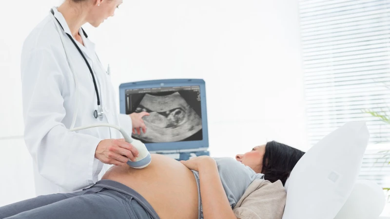 Khám thai định kỳ giúp bác sĩ theo dõi sức khỏe của mẹ và sự phát triển của thai nhi