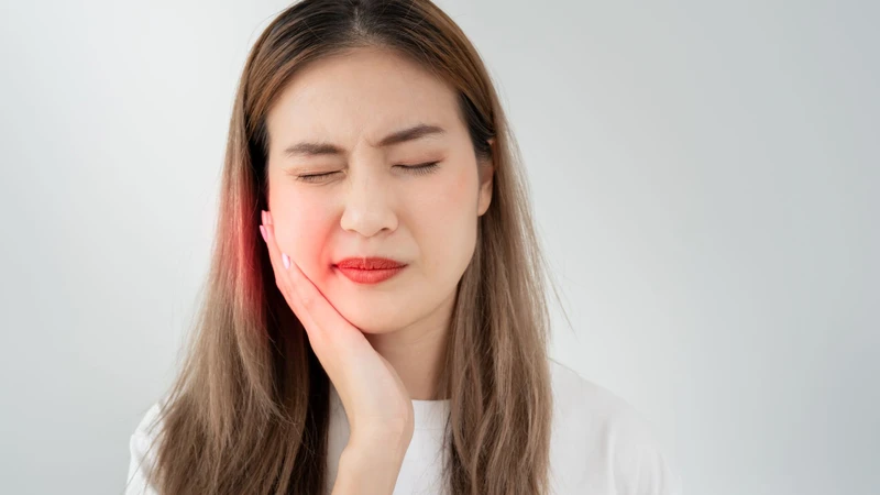 Đau hàm và ê buốt răng là dấu hiệu thường gặp của hiện tượng này
