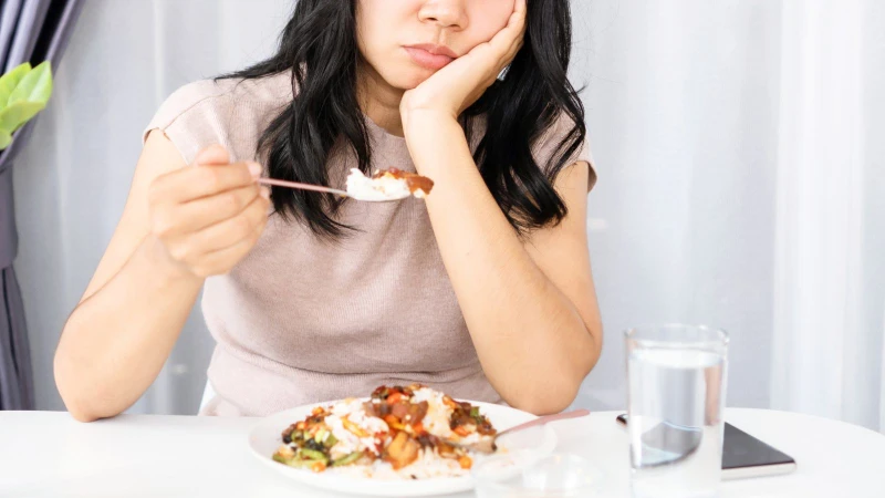 Vị giác suy giảm đáng kể khiến người bệnh mất hẳn cảm giác thèm ăn