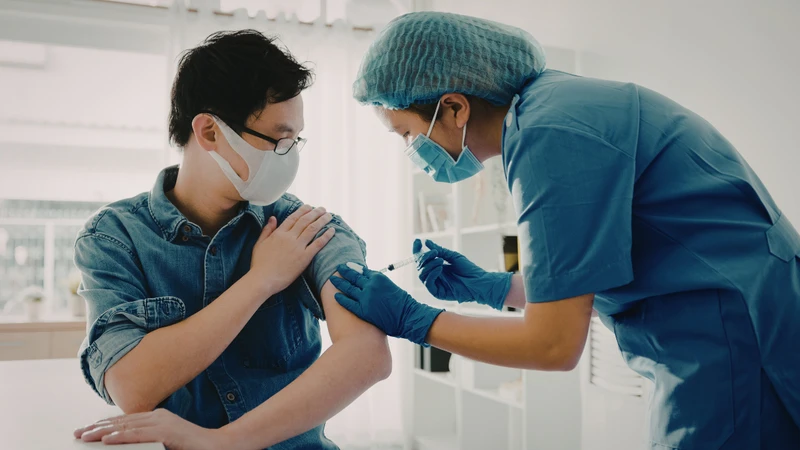 Tiêm vắc xin phòng bệnh lý liên quan đến gan