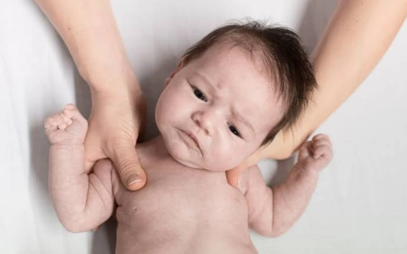Xơ hóa cơ ức đòn chũm có thể nhận biết khi phụ huynh thấy trẻ có tư thế đầu nghiêng cố định, hạn chế xoay đầu