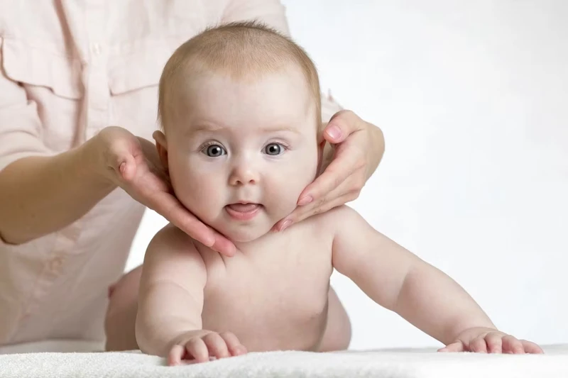 Kiên trì thực hiện các bài tập kéo giãn nhẹ nhàng giúp hồi phục chức năng cơ ức đòn chũm