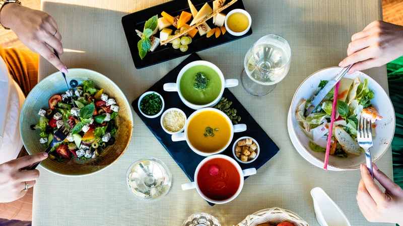Người bệnh xơ phổi cần hạn chế đồ nhiều dầu mỡ, đồ ăn chế biến sẵn và đồ uống có cồn