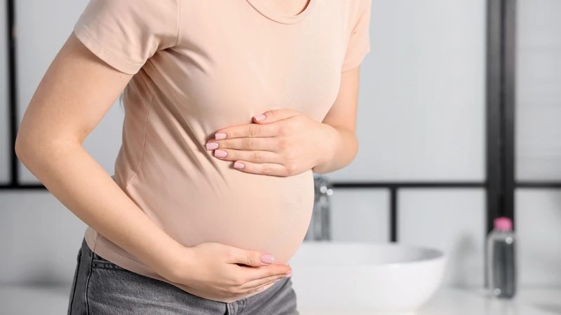 Đau bụng dưới, ra máu âm đạo, cảm giác co thắt tử cung có thể là dấu hiệu dọa sảy thai