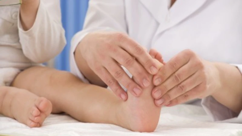 Bác sĩ sẽ kiểm tra góc xoắn của xương chày để chẩn đoán