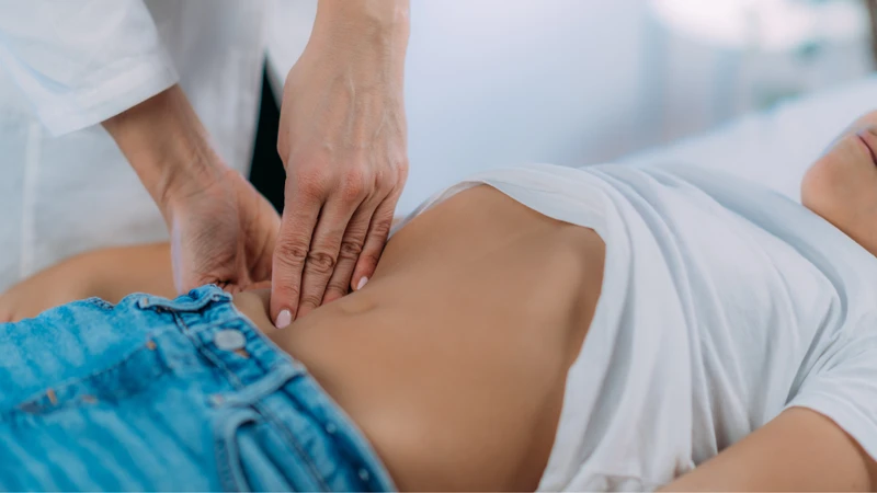 Đến ngay cơ sở y tế khi phát hiện bệnh nhân nôn ra máu