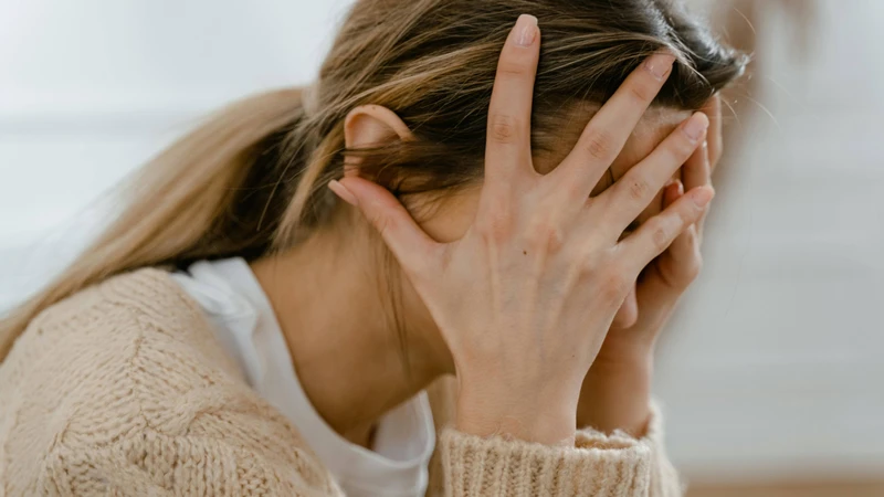 Một trong những dấu hiệu cảnh báo là người bệnh xuất hiện cơn đau đầu dữ dội đột ngột