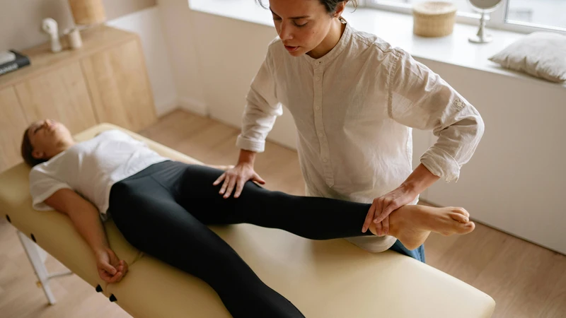 Tái khám đúng lịch để đánh giá tiến triển và điều chỉnh chương trình vật lý trị liệu là rất cần thiết