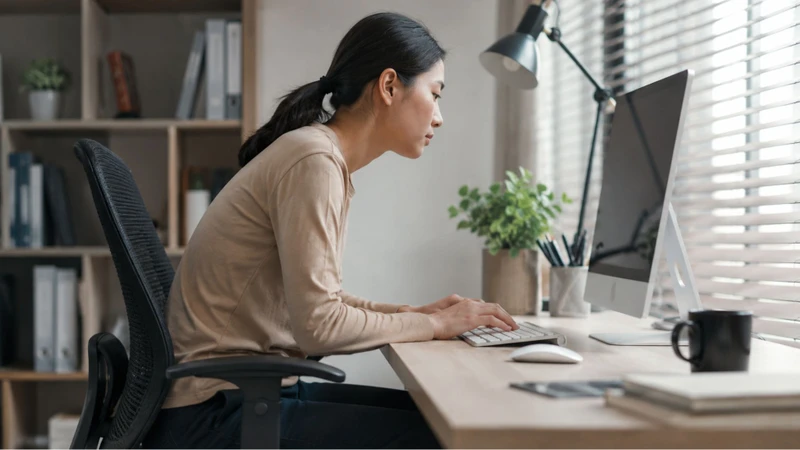 Ngồi lâu có thể ảnh hưởng đến tư thế và cơ học vùng vai