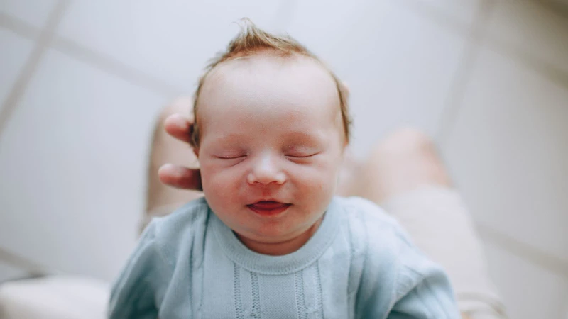 Trong những ngày đầu sau khi sinh, trẻ có thể có phần xương chẩm bị nhô cao hoặc bị biến dạng