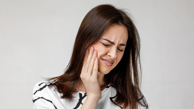 Tổn thương xương gò má có thể gây đau, sưng và biến dạng khuôn mặt