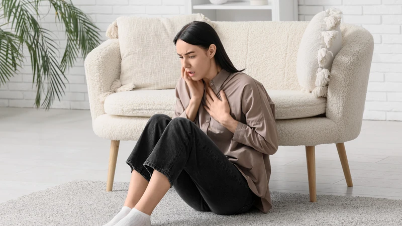 Đau cổ kèm khó nuốt hoặc khàn tiếng sau chấn thương cần khám bác sĩ