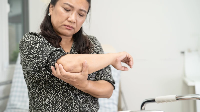 Đau nhức vùng khuỷu tay có thể là dấu hiệu của chấn thương