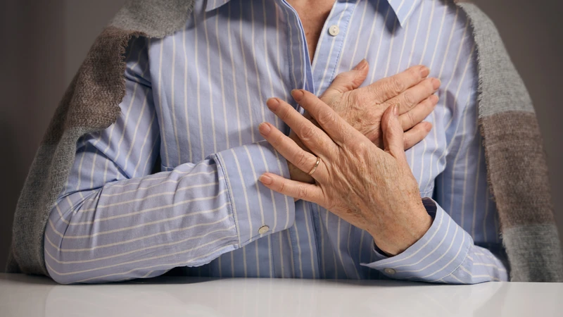 Đau vùng xương ức có thể là dấu hiệu của nhiều bệnh lý khác nhau