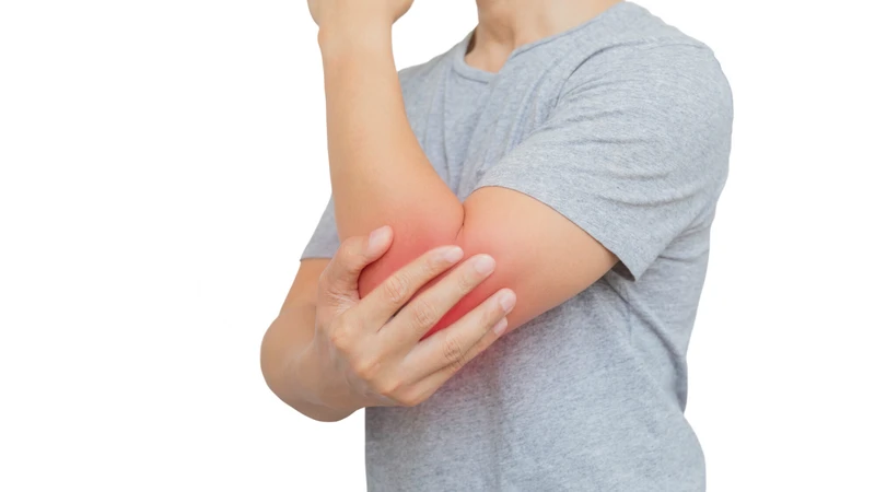 Viêm khớp dạng thấp thường biểu hiện qua các triệu chứng như sưng, đau và cứng khớp, đặc biệt là vào buổi sáng