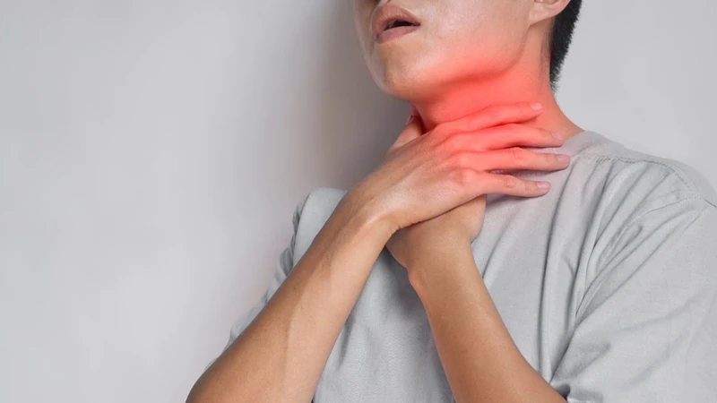 Viêm ở vùng họng - thanh quản có thể là nguyên nhân gây đau khi ấn vào yết hầu