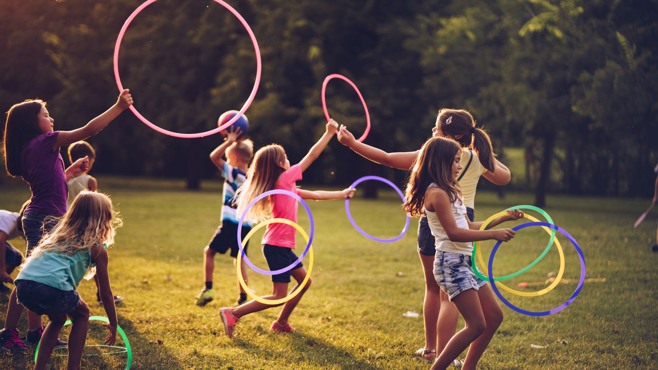 Trẻ thường xuyên vận động, vui chơi ngoài trời nên dễ bị trầy xước, vết thương hở, đâm xuyên bởi dị vật nhiễm bẩn