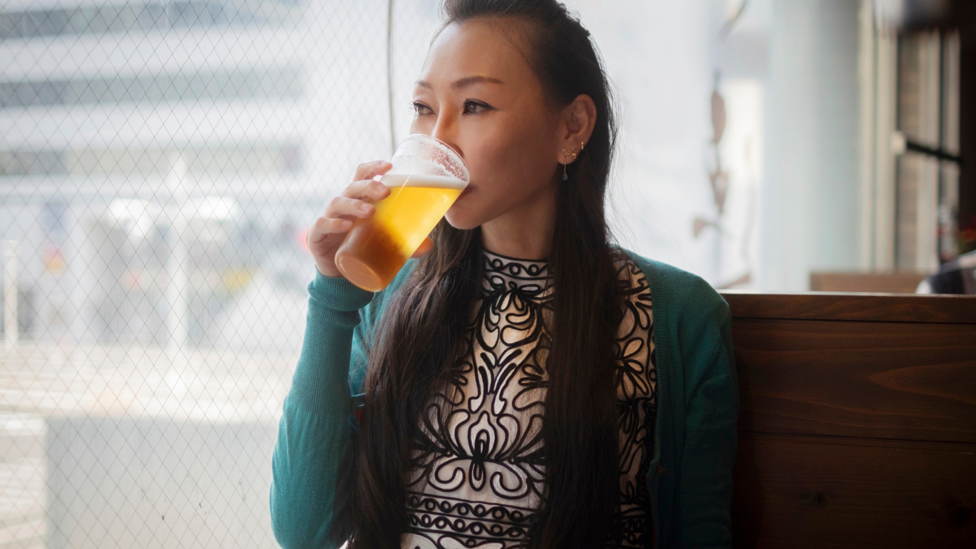 Uống bia trước khi tiêm vắc xin không được khuyến khích