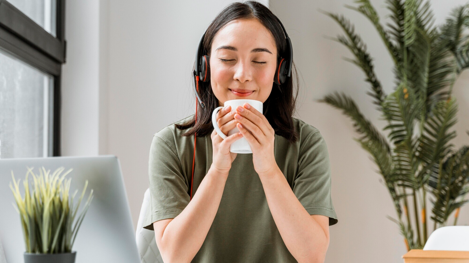 Caffeine trong cà phê hoạt động như một chất kích thích nhẹ, giúp ức chế các tín hiệu gây buồn ngủ từ adenosine