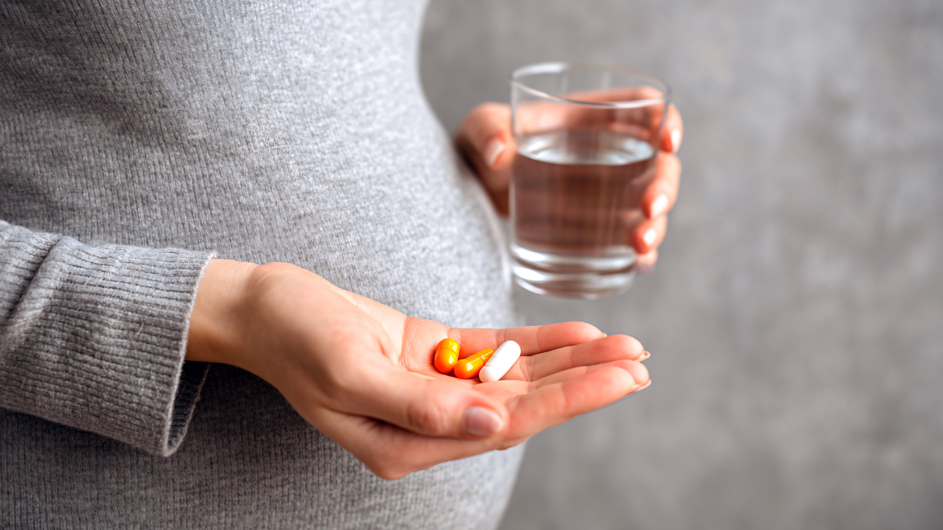 Trong giai đoạn mang thai, việc bổ sung canxi thường theo từng tam cá nguyệt, không nên tự ý kéo dài sau sinh mà cần đánh giá lại