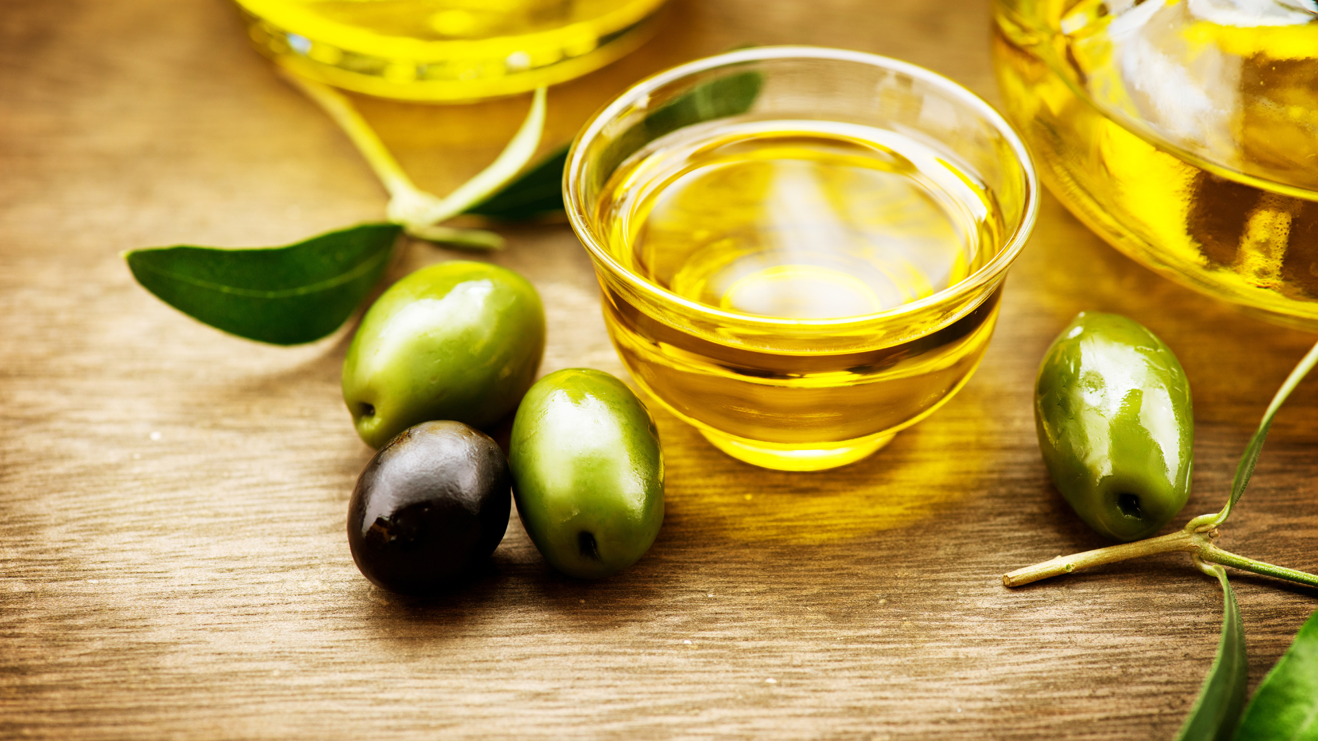 Uống dầu oliu trước khi đi ngủ đang trở thành thói quen được nhiều người quan tâm