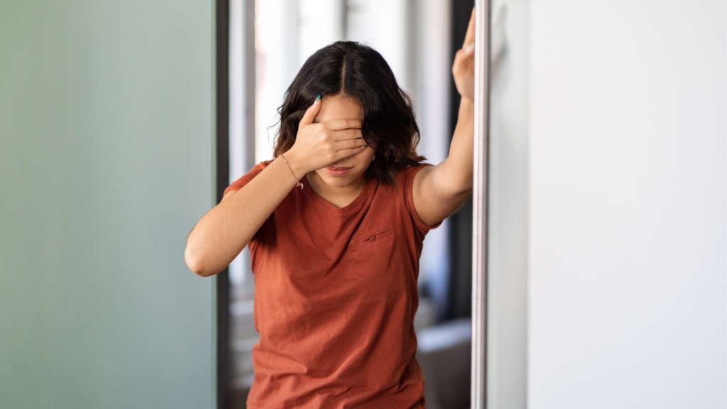 Dừng sử dụng dây thìa canh ngay khi dấu hiệu như chóng mặt, buồn nôn hoặc mất ngủ