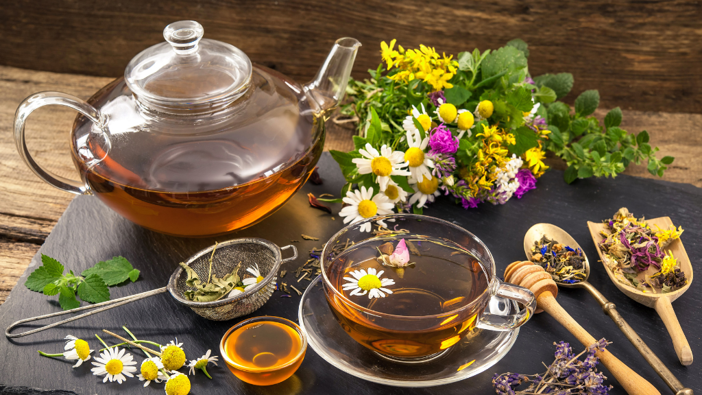 Trà thảo mộc giúp làm ấm cơ thể, hỗ trợ hô hấp và giảm căng thẳng, từ đó duy trì nền tảng miễn dịch ổn định