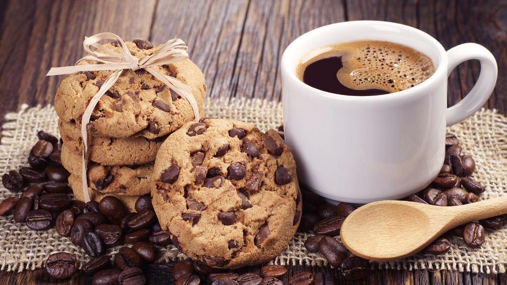 Đồ uống chứa nhiều caffeine gây mất ngủ, gián tiếp ảnh hưởng đến sức đề kháng