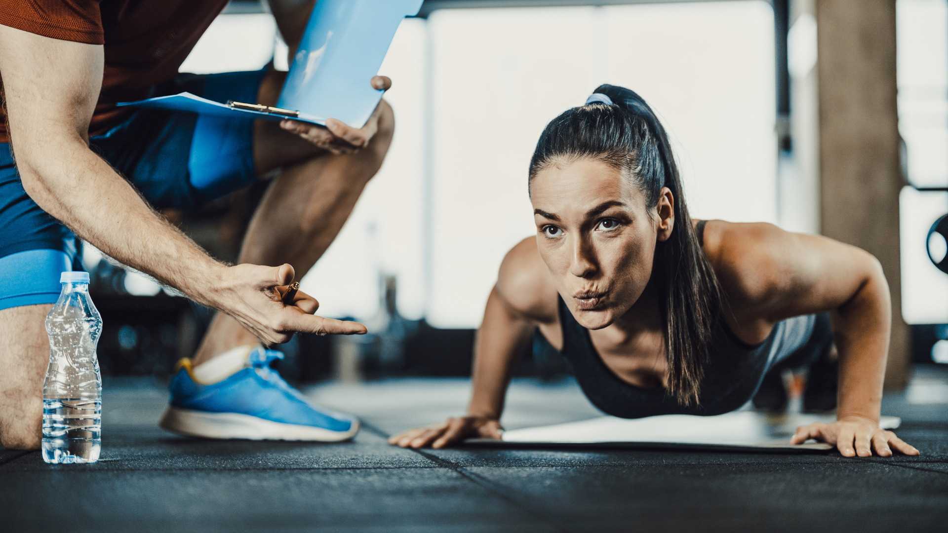 Push-up và ép ngực nhẹ nhàng giúp tăng sức mạnh cơ ngực nâng dáng vòng một