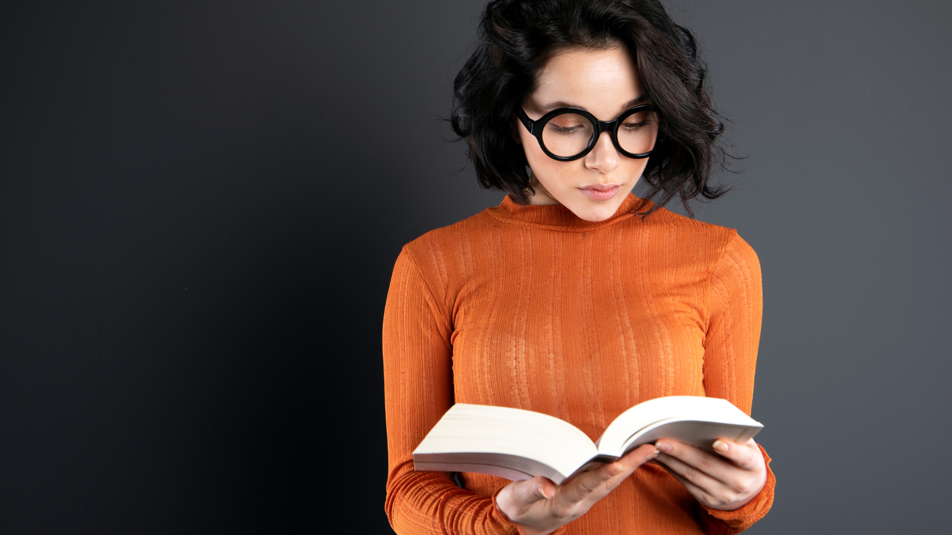 Giữ khoảng cách phù hợp khi đọc sách giúp giảm áp lực cho mắt và hỗ trợ duy trì thị lực ổn định