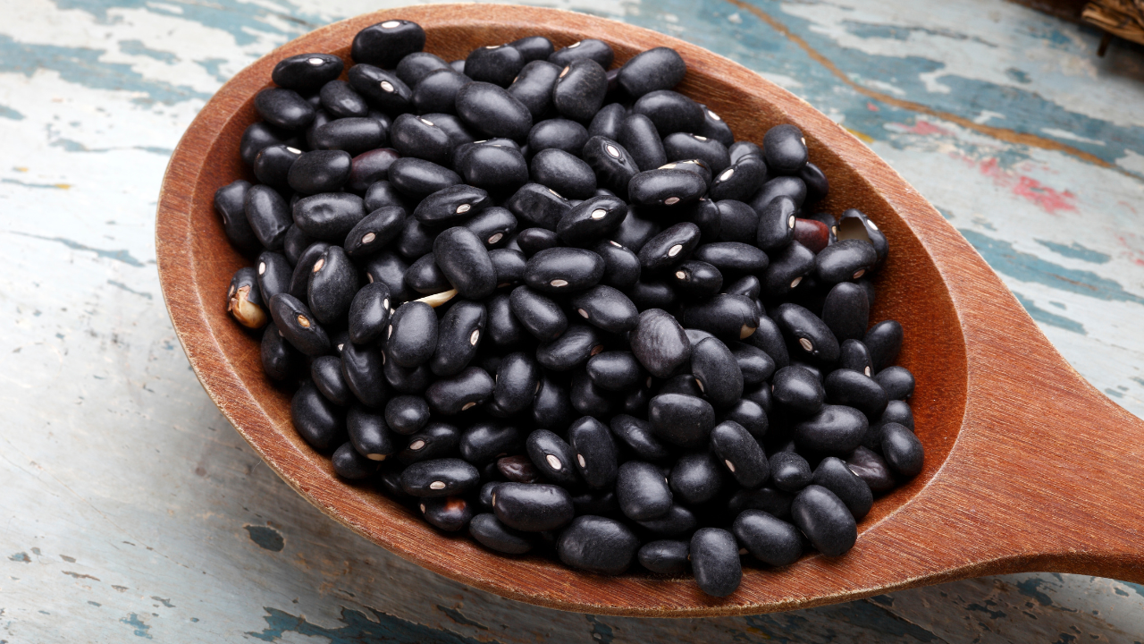 Sử dụng hà thủ ô và đậu đen với liều lượng vừa phải