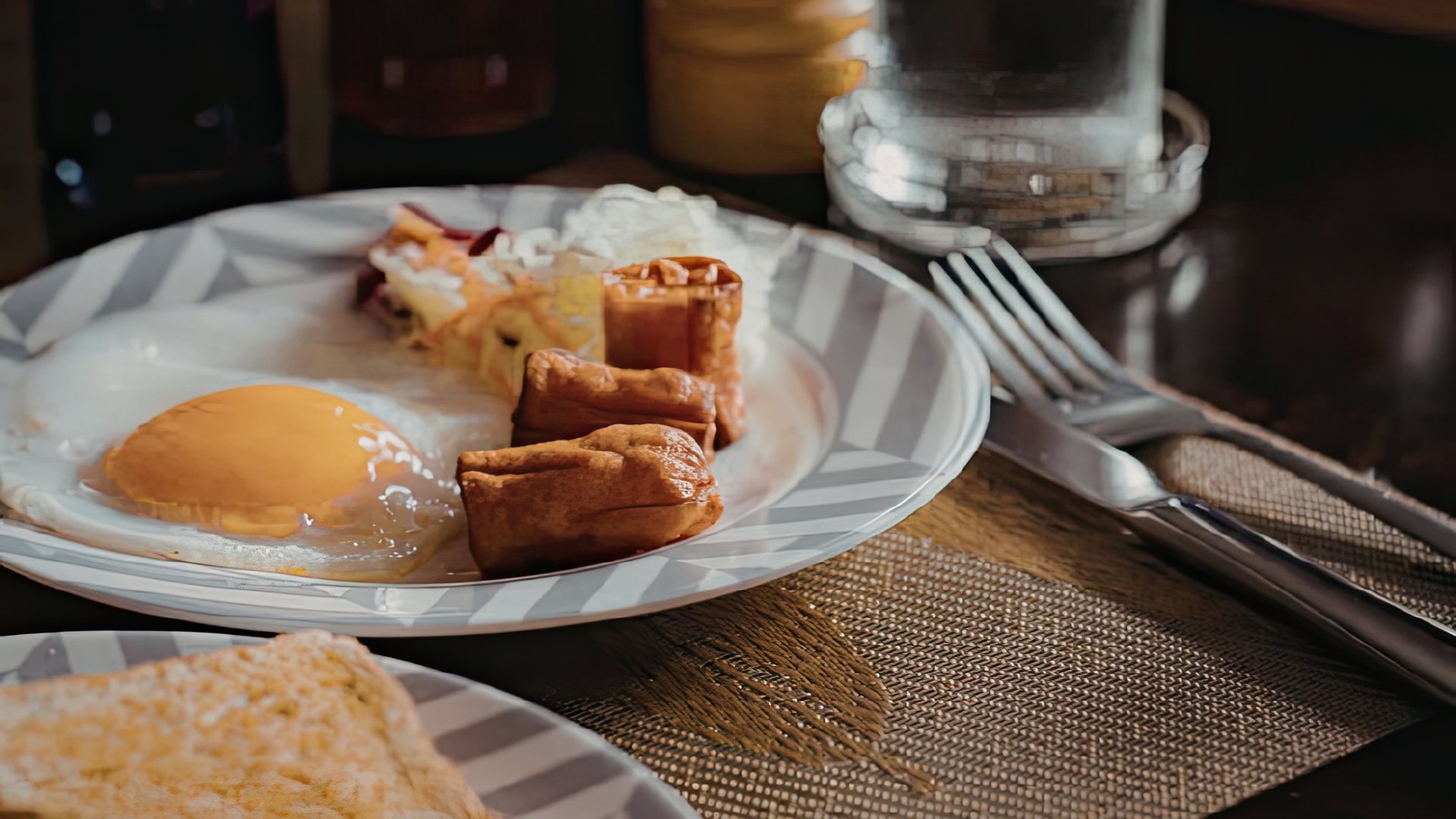 Không nên sử dụng hạt chia để thay thế hoàn toàn bữa sáng hoặc uống hạt chia thay nước lọc