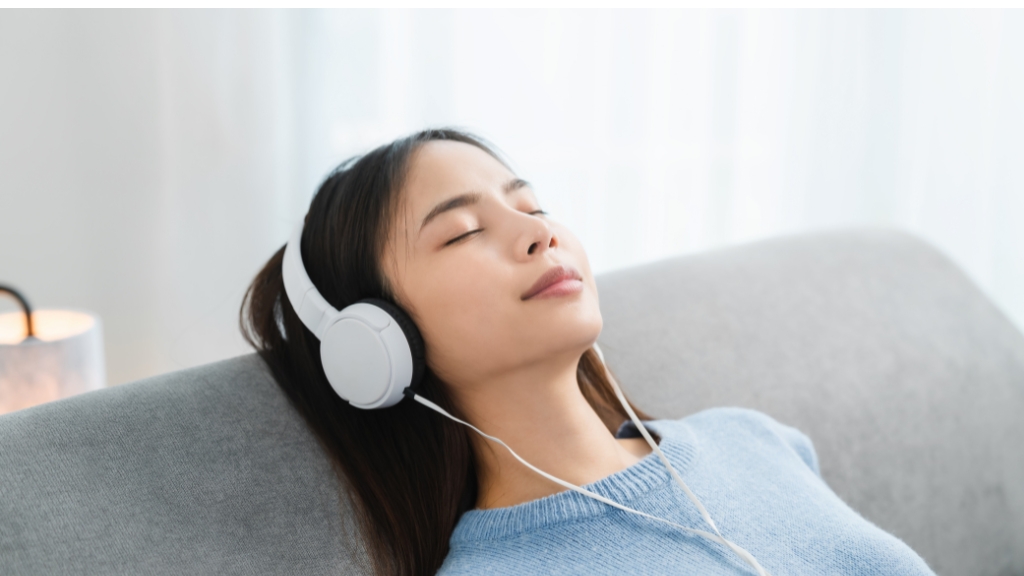 Nghe nhạc nhẹ hoặc thiền giúp thư giãn và giảm tác động kích thích của caffeine từ hồng trà