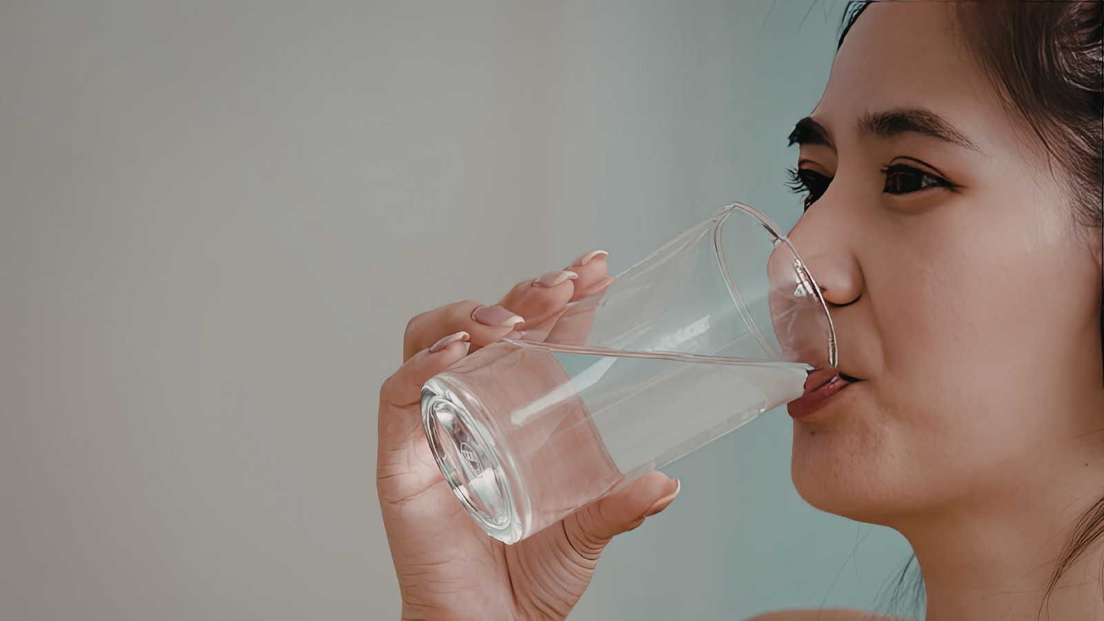 Uống nhiều nước khi ăn giúp hệ tiêu hóa hoạt động tốt và tạo cảm giác no lâu hơn