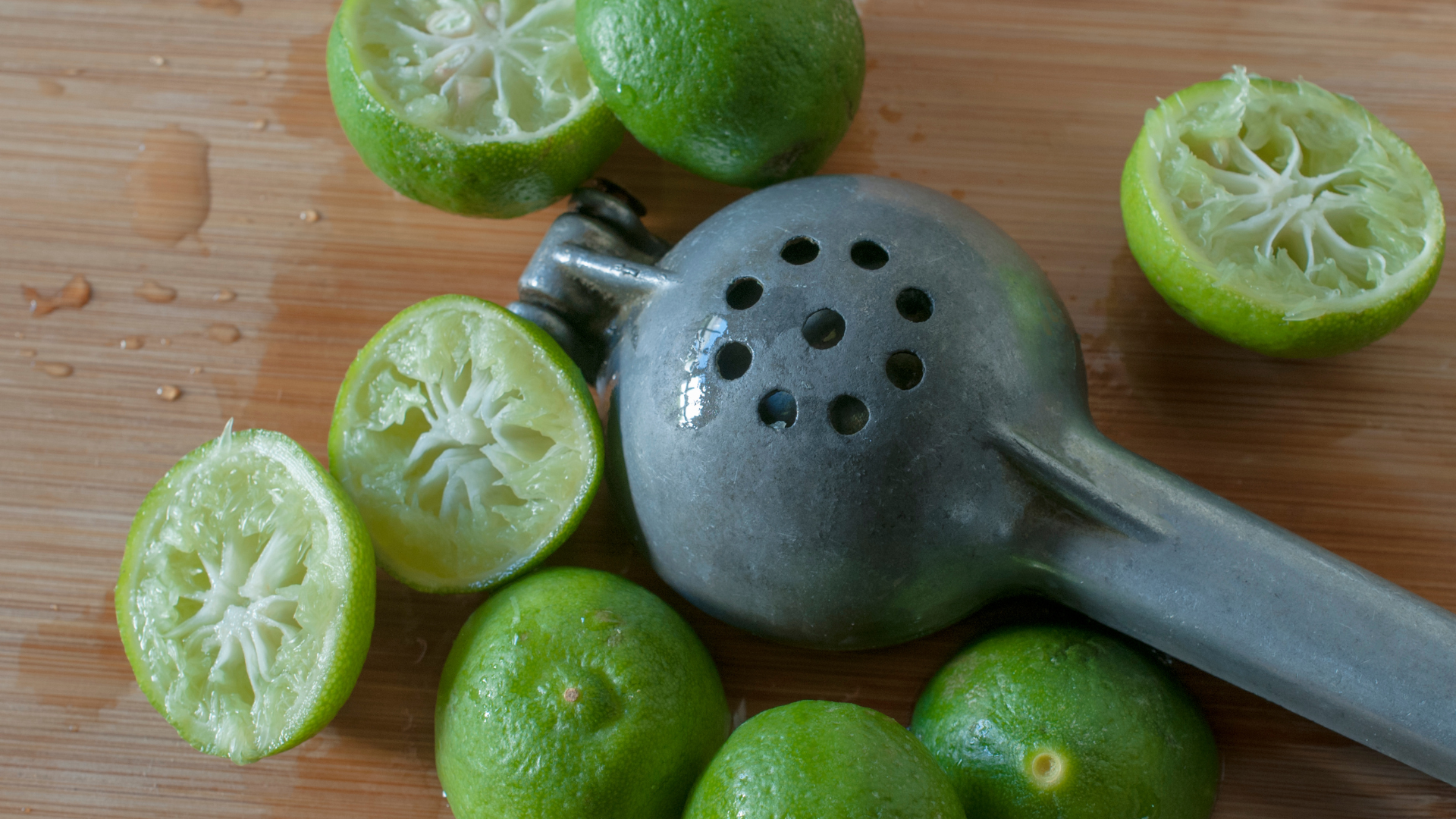 Không chỉ giúp giải khát, nước chanh còn bổ sung vitamin C, hỗ trợ tiêu hóa