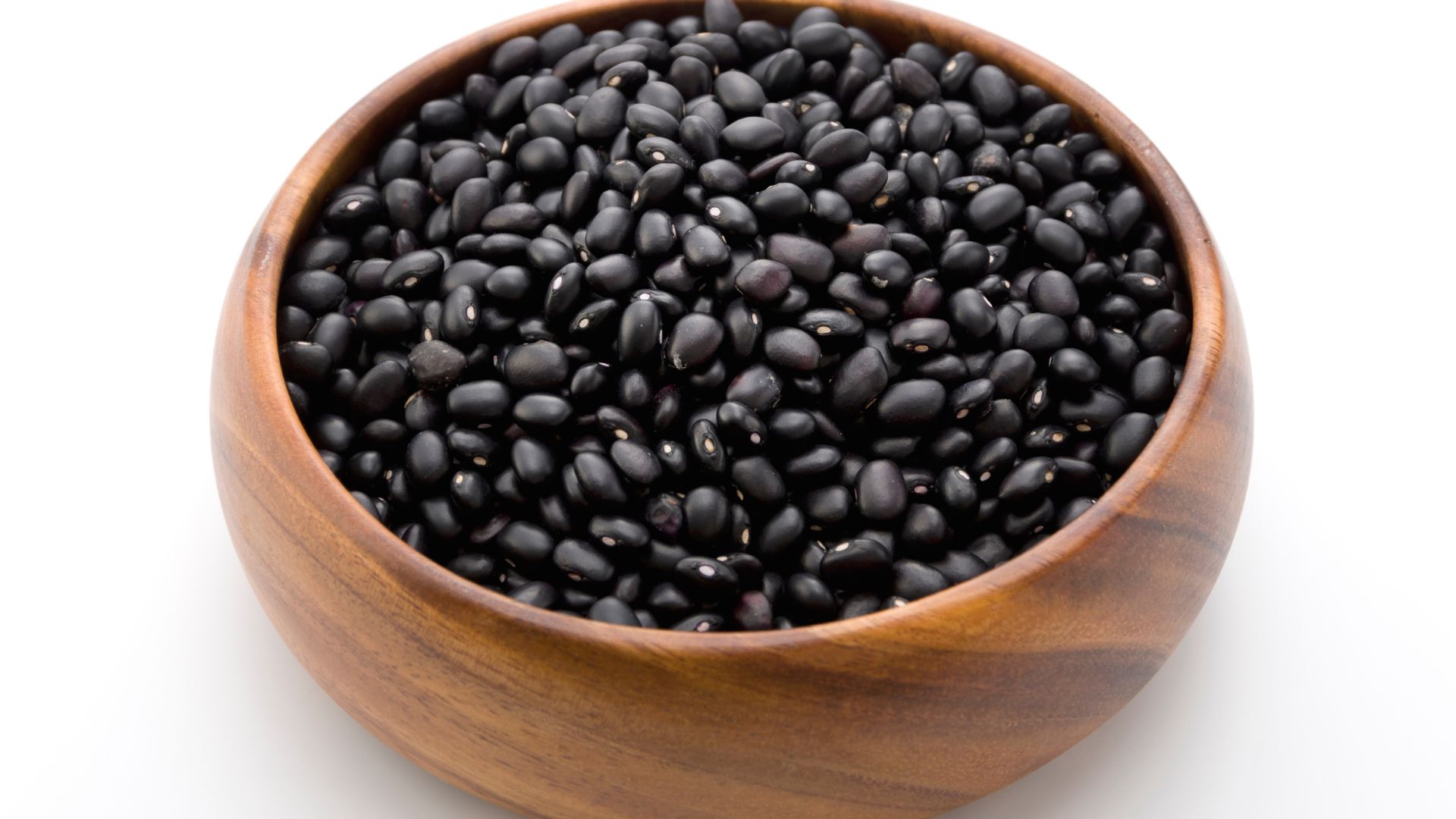 Đậu đen chứa nhiều dưỡng chất tự nhiên có thể hòa tan một phần vào nước khi nấu
