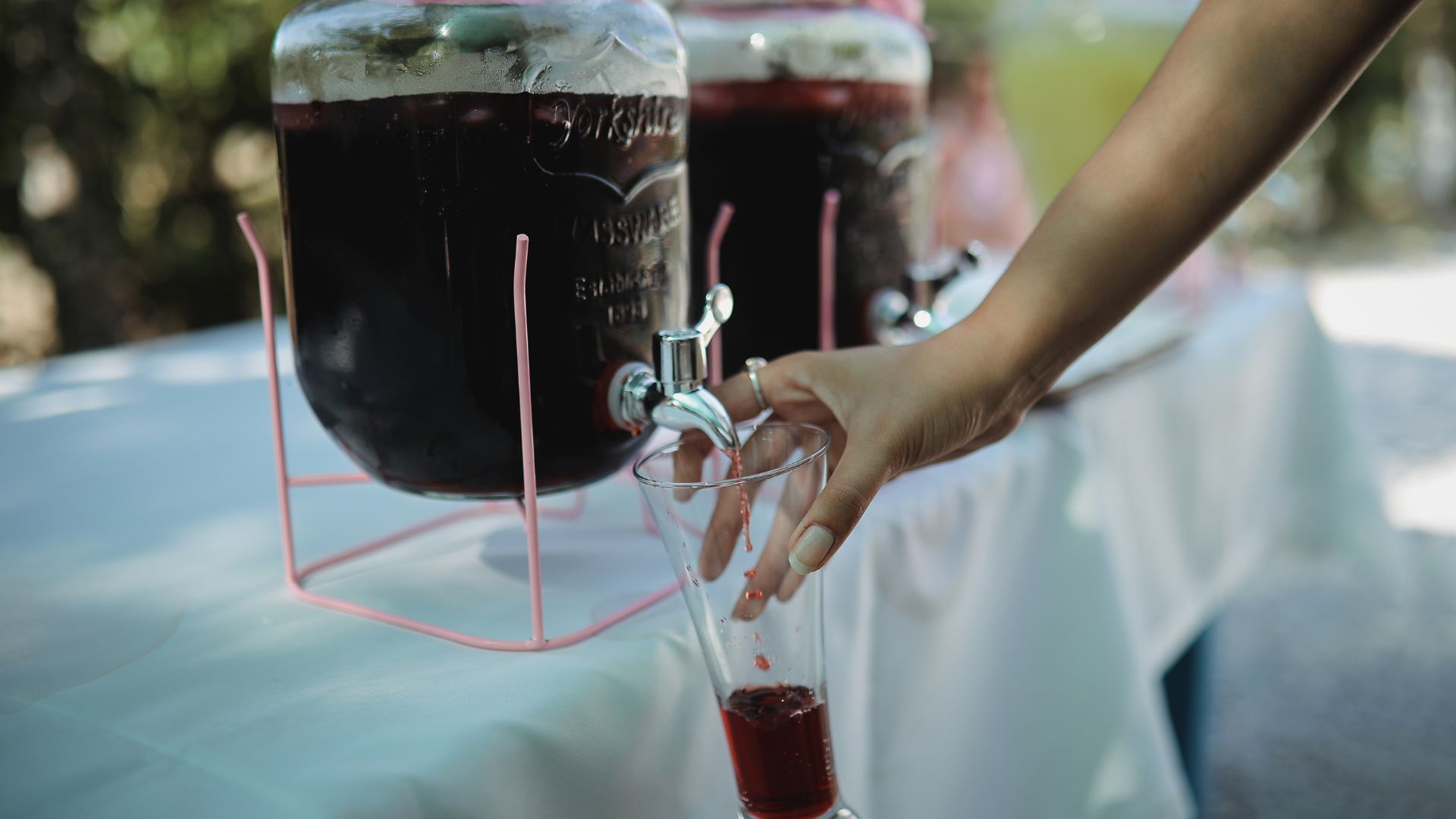 Bạn nên uống nước dâu tằm sau bữa ăn để tránh bị cồn cào dạ dày