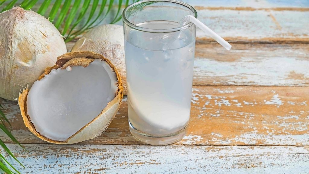 Uống nước dừa có tác dụng gì? Mẹ bầu uống có được không? 1